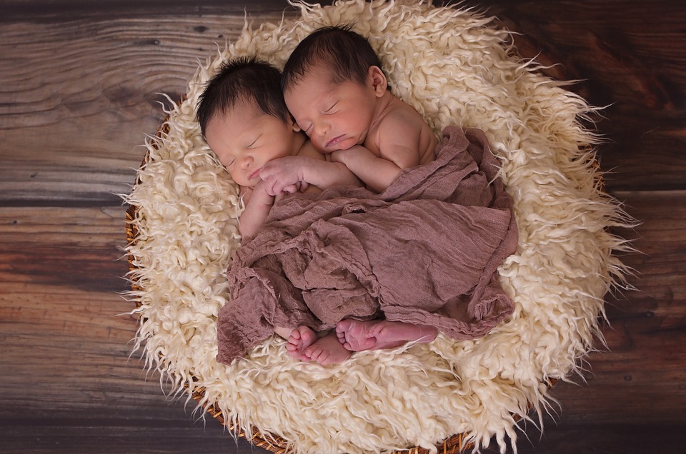 सपने में जुड़वा बच्चे देखना Twins baby in dream meaning