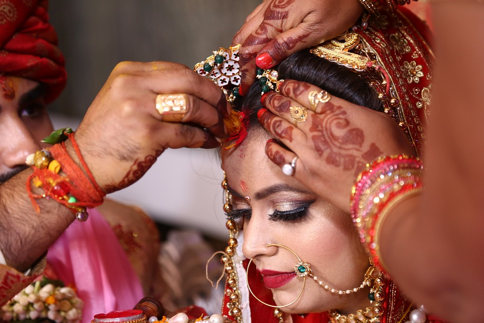 सपने में दुल्हन को सिंदूर लगते देखना Sapne me dulhan ko sindoor lagana