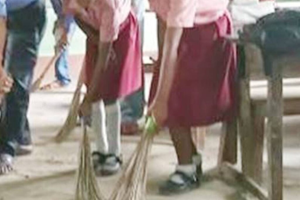 सपने में स्कूल में झाड़ू लगाना Sapne me school me jhadu lagana